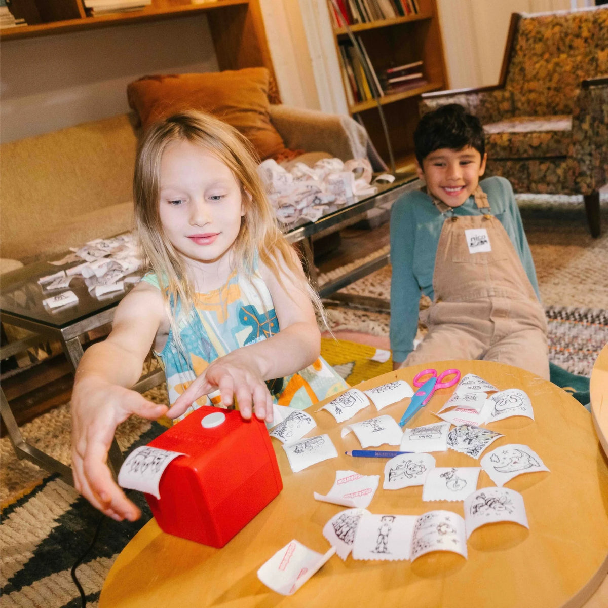 Enfants utilisant une imprimante à stickers créative