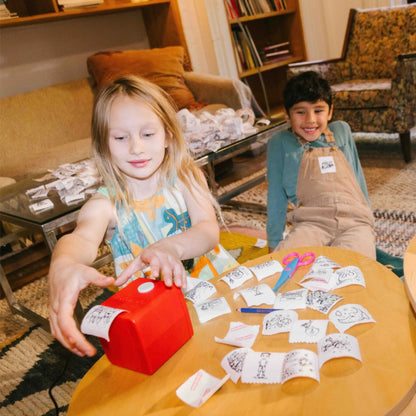 Enfants utilisant une imprimante à stickers créative